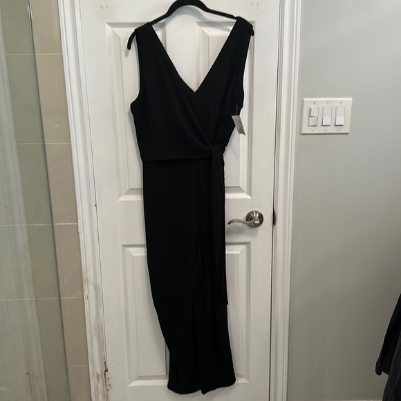 😍😍Black V neck wrap jumpsuit size ladies M - Picture 1 of 5